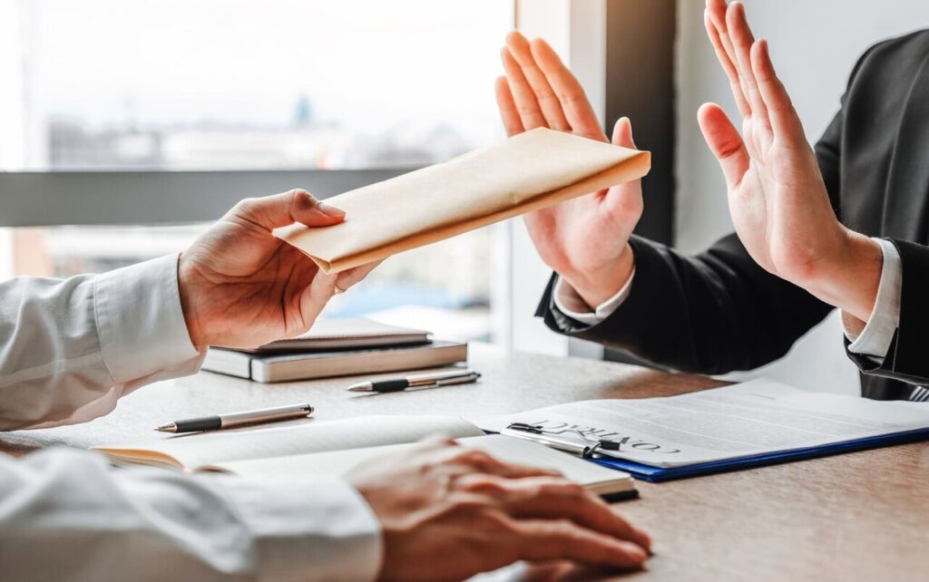 حکم رشوه دادن جهت رسیدن به حق و حقوق