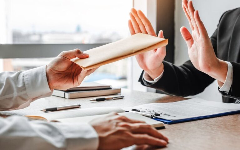 حکم رشوه دادن جهت رسیدن به حق و حقوق